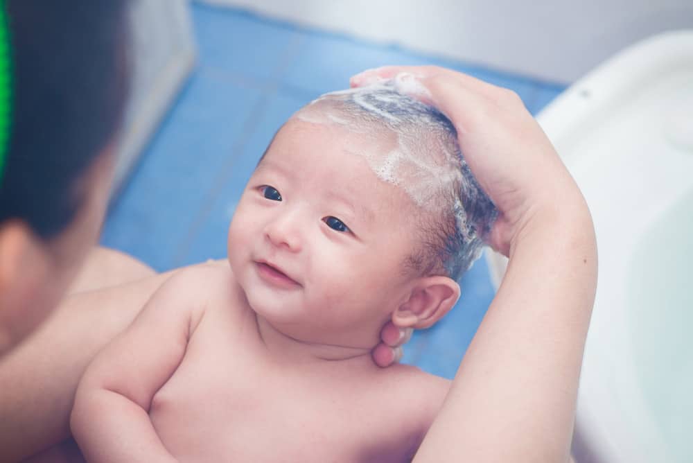 10 lợi ích của tắm bé và massage sơ sinh