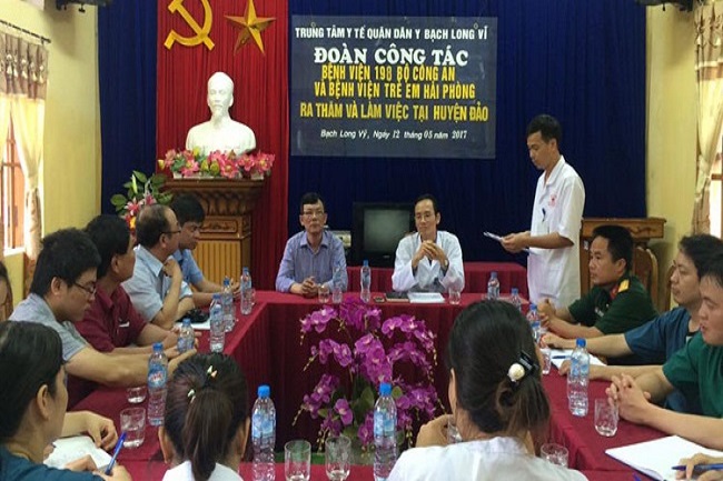 Bác sĩ Bệnh viện trẻ em Hải Phòng đi tuyến trung tâm y tế quân dân y Bạch Long Vỹ