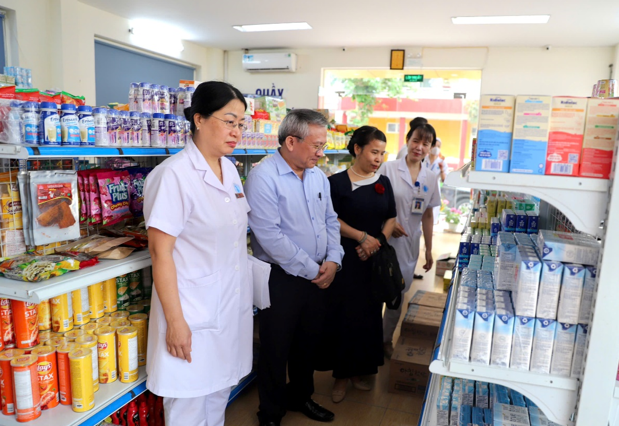 Đoàn kiểm tra Sở Y tế kiểm tra việc sử dụng, bán sữa trong Bệnh viện